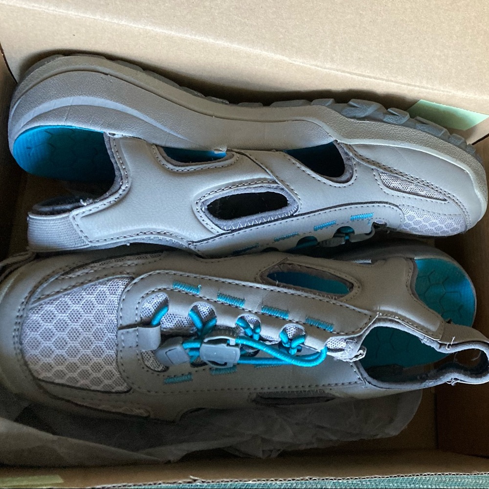 Simms Riprap Worn once. A nice athletic shoe and a protective water sandal!